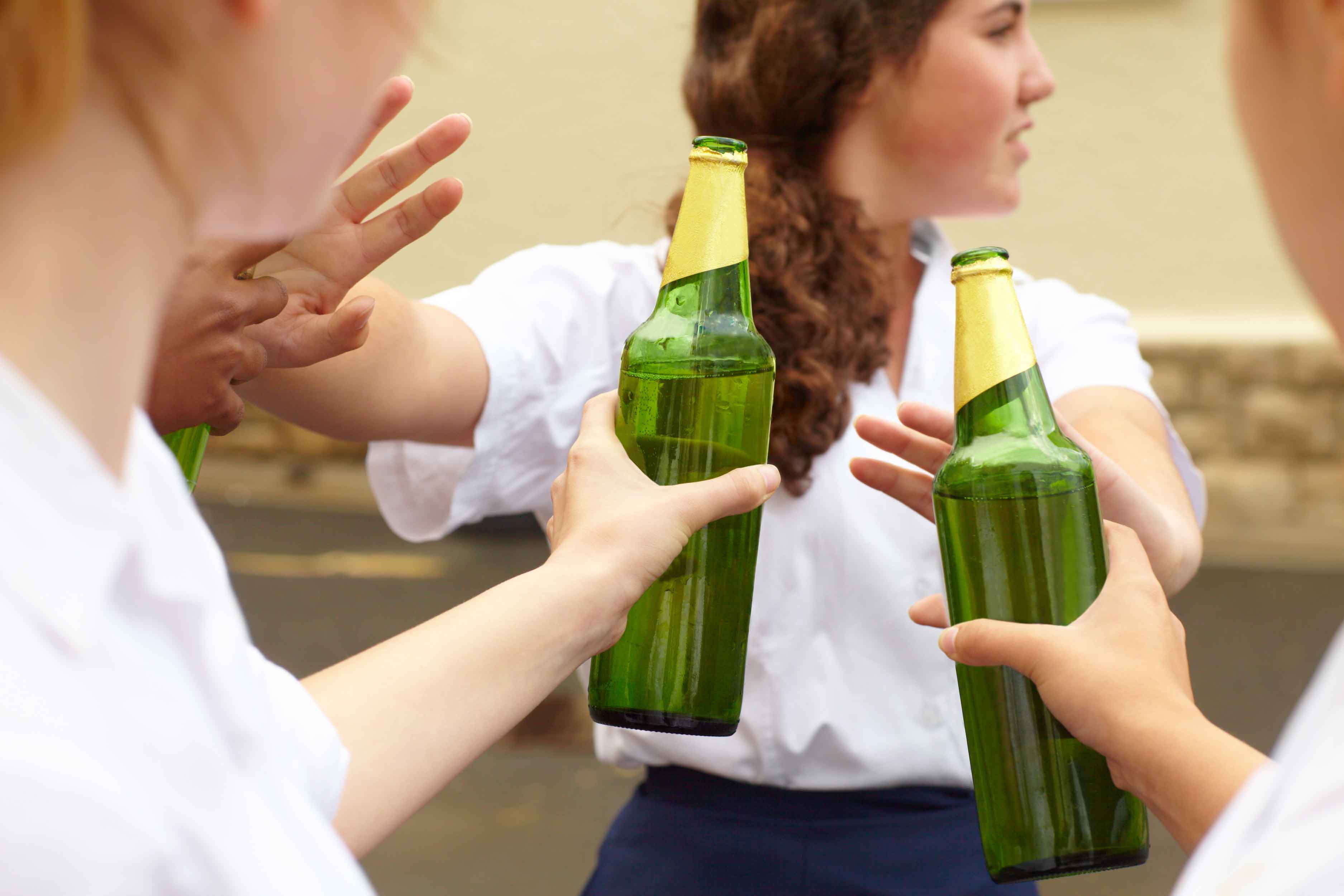 Подросток много пьет. Алкоголь и молодежь.